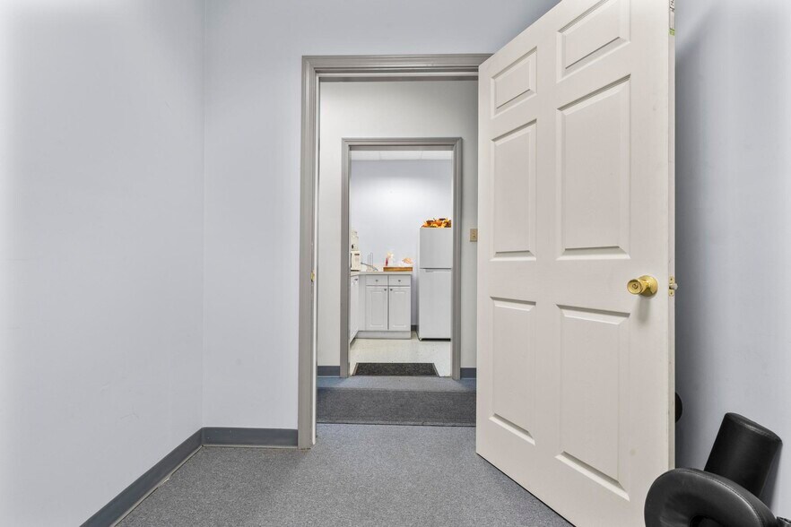 More Photos Of 378 Windsor Ave, Windsor Office For Sale