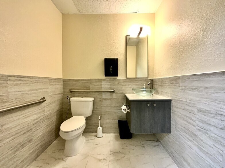 More Photos Of 7075 Kingspointe Pky, Orlando Showroom For Lease
