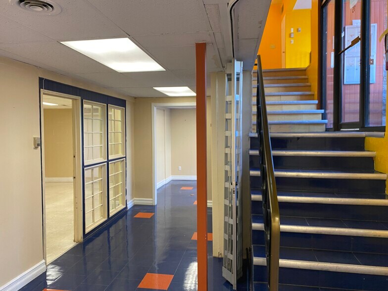 More Photos Of 15 Montreal St, Kingston Storefront Retail Residential For Lease