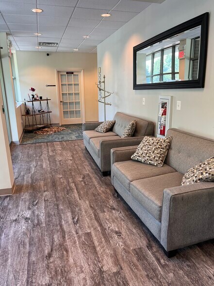 More Photos Of 200 Bailey Dr, Stewartstown Office For Lease