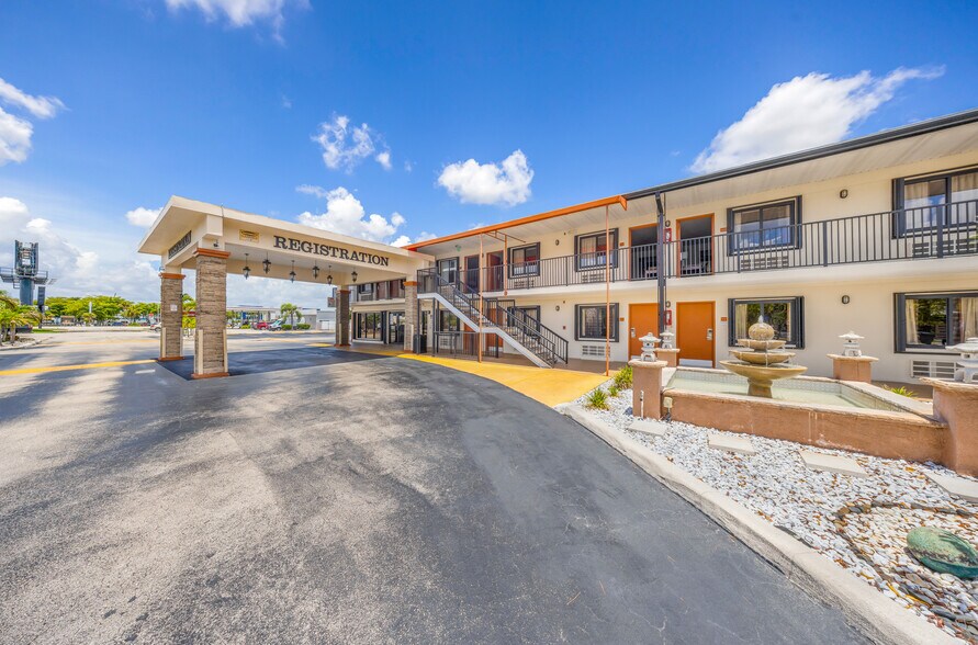 More Photos Of 333 SE 1st Ave, Florida City Hotel For Sale