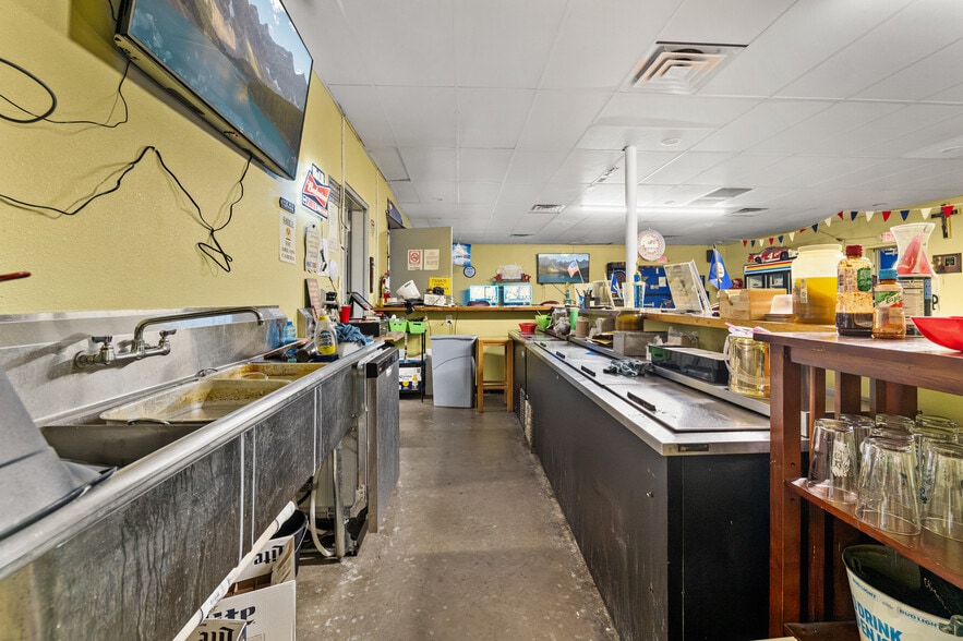 More Photos Of 2541 W Southcross Blvd, San Antonio General Retail For Lease