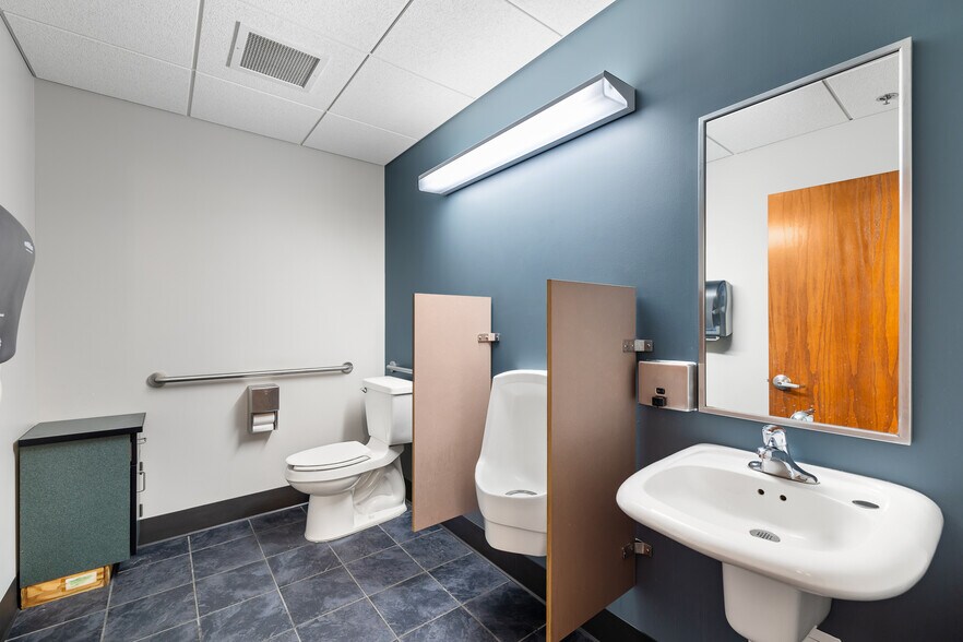 More Photos Of 40 W 4th St, Mansfield Storefront Retail Office For Lease