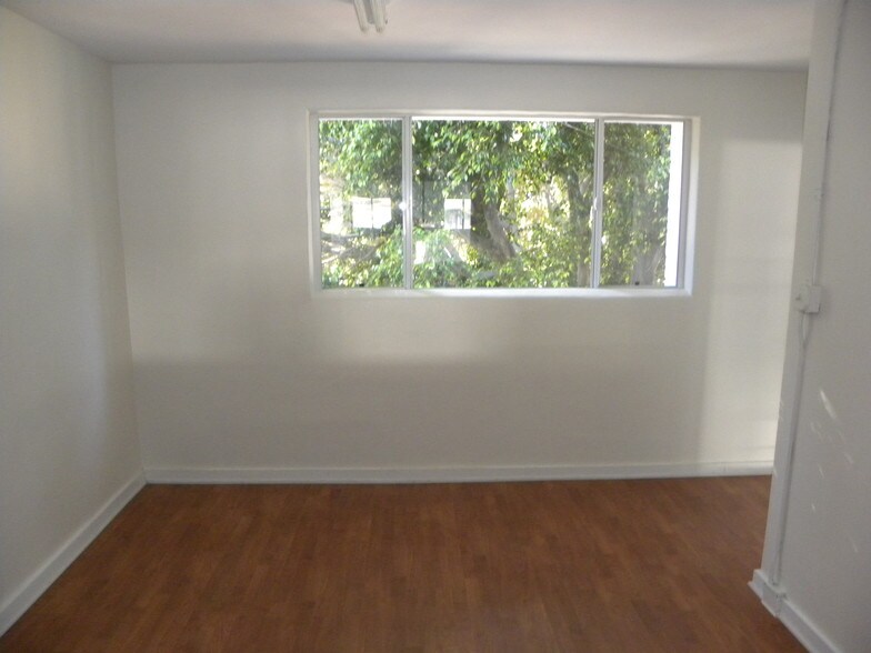 More Photos Of 1101-1119 S La Brea Ave, Los Angeles Freestanding For Lease