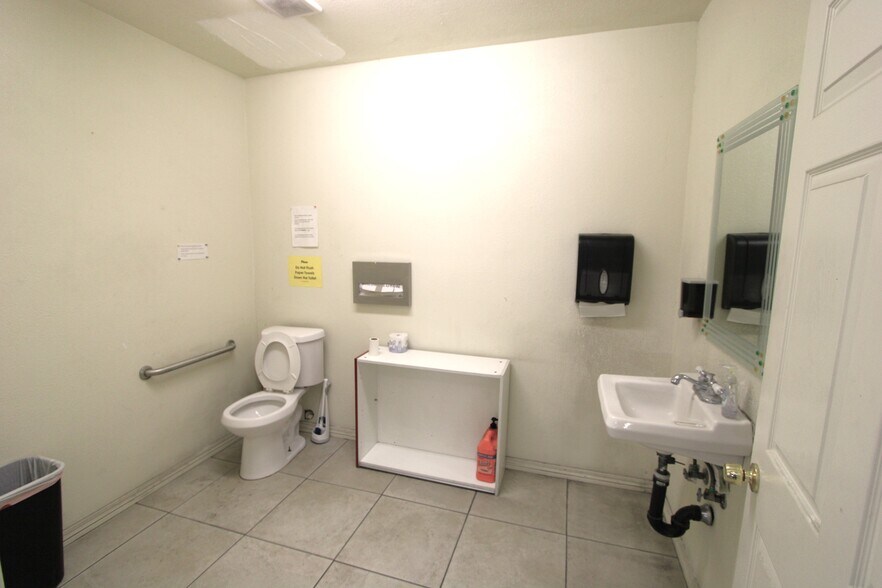 More Photos Of 133 - 135 E Maple Ave, Monrovia Warehouse For Lease