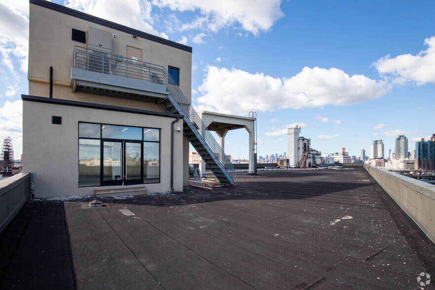 More Photos Of 33-02 Skillman Ave, Long Island City Showroom For Lease