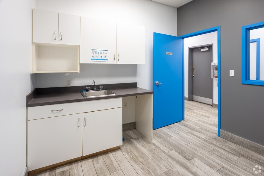 More Photos Of 10008-10022 167 St NW, Edmonton Showroom For Sale