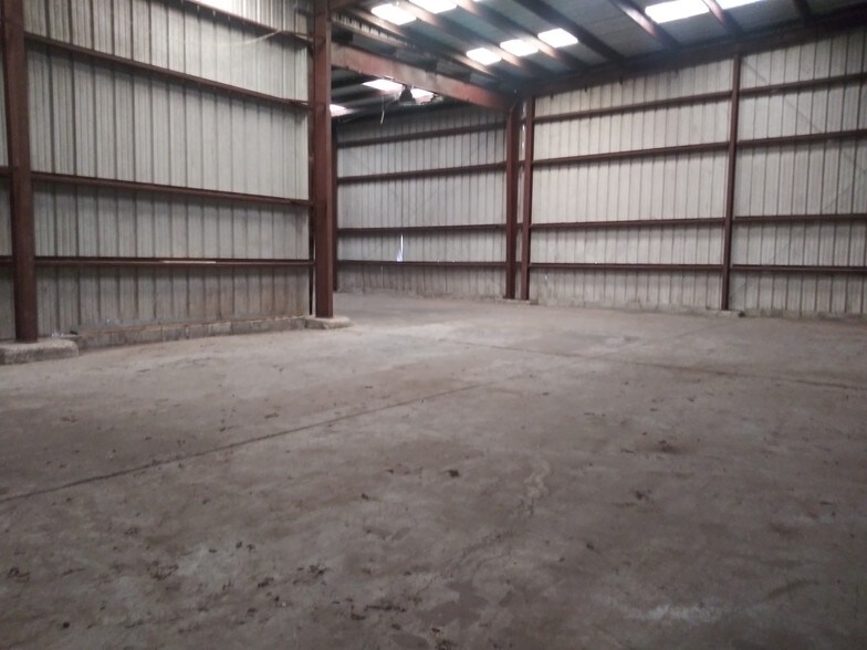 More Photos Of 5017 N Coolidge Dr, Tampa Warehouse For Lease