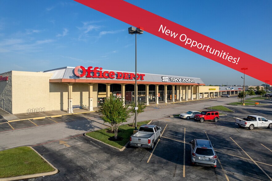 Primary Photo Of 2004-2032 N Main St, Pearland Unknown For Lease