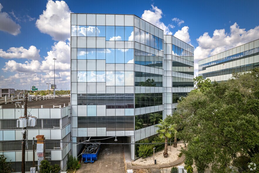 More Photos Of 5821 Southwest Fwy, Houston Office For Lease