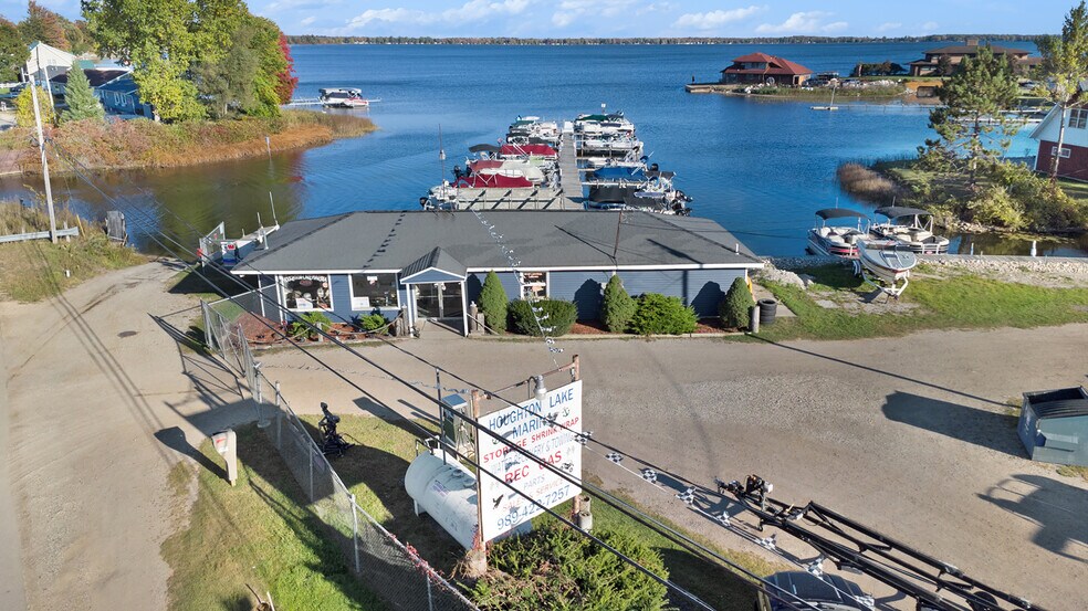 More Photos Of 13710 W Shore Dr, Houghton Lake Marina For Sale
