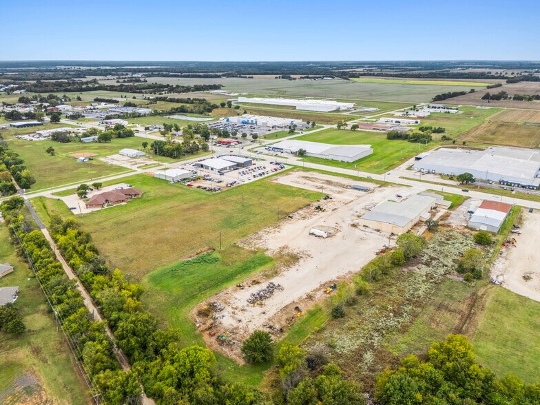 More Photos Of 2701 N State St, Iola Showroom For Sale