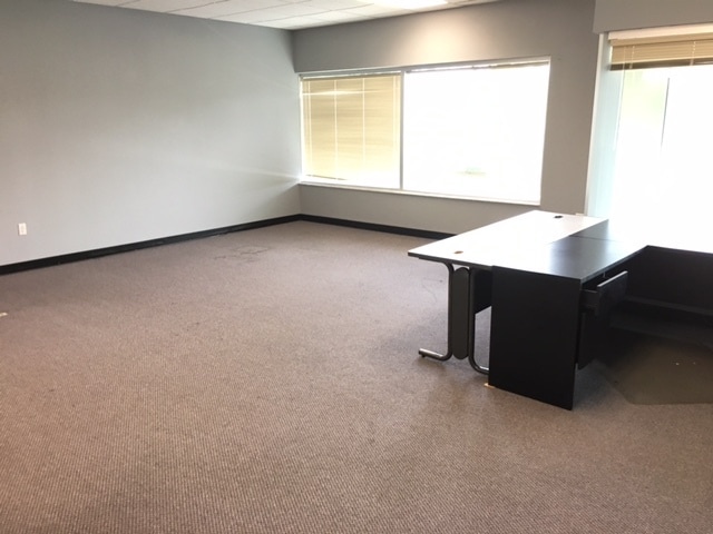 More Photos Of 7575 Kingspointe Pky, Orlando Showroom For Lease