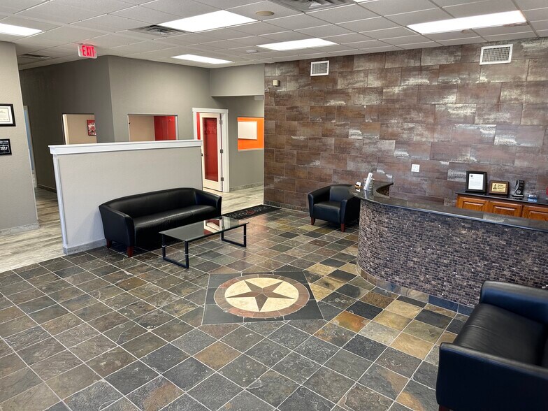 More Photos Of 609 S 4th Ave, Mansfield Showroom For Lease