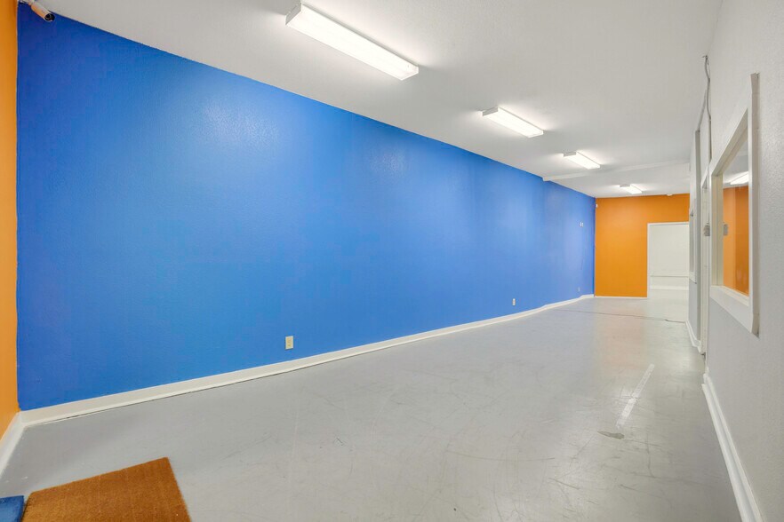 More Photos Of 1302 Camaron St, San Antonio Warehouse For Sale