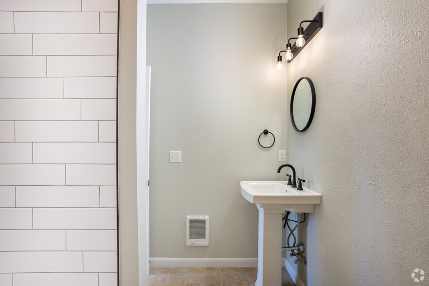 More Photos Of 2031-2033 Curtis St, Denver Apartments For Lease