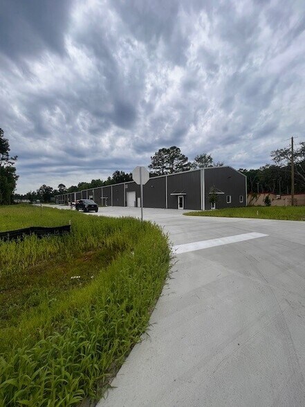 More Photos Of 1723 Grove Point, Savannah Light Distribution For Lease