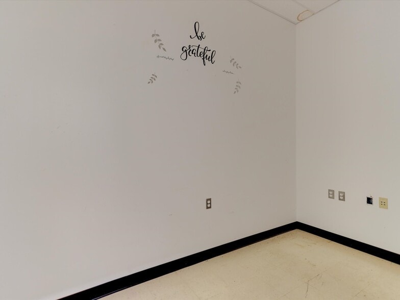 More Photos Of 82 N Kessler Ave, Schulenburg Freestanding For Sale