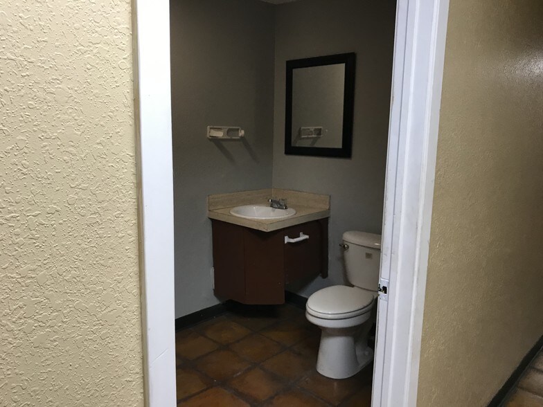 More Photos Of 1720 E 7th St, Odessa Industrial For Lease