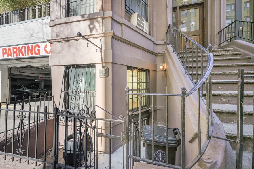 More Photos Of 165 W 95th St, New York Apartments For Lease