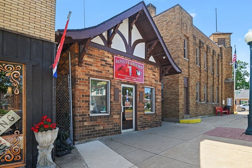More Photos Of 253 W Monroe St, Bangor General Retail For Sale