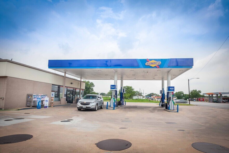 More Photos Of 45 Austin St, Hempstead Service Station For Sale