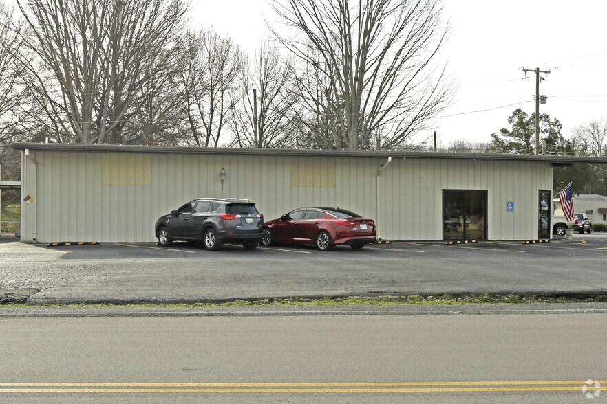 More Photos Of 7100 Regal, Knoxville Showroom For Sale