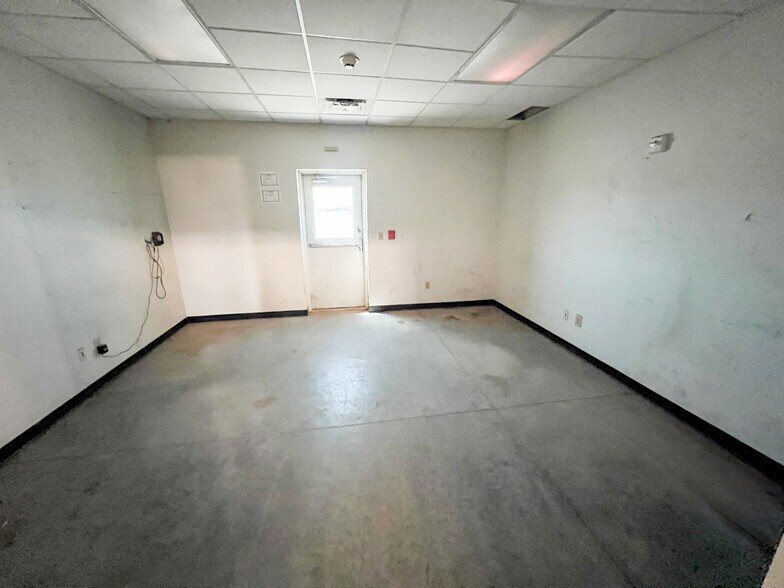 More Photos Of 3201 W Murphy St, Odessa Warehouse For Sale