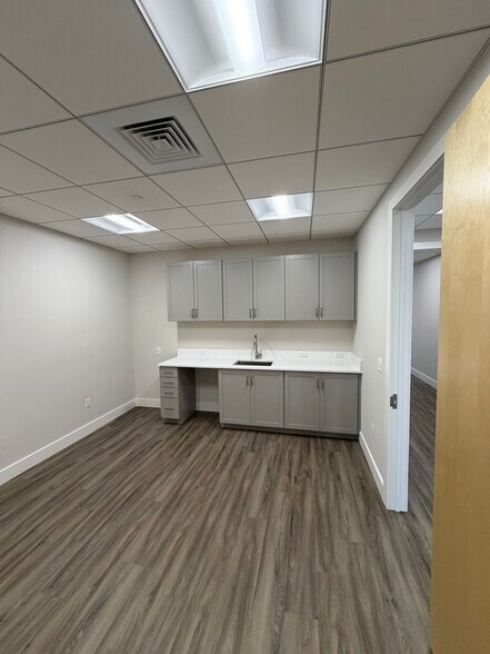 More Photos Of 2150 Goodlette-Frank Rd, Naples Office For Lease