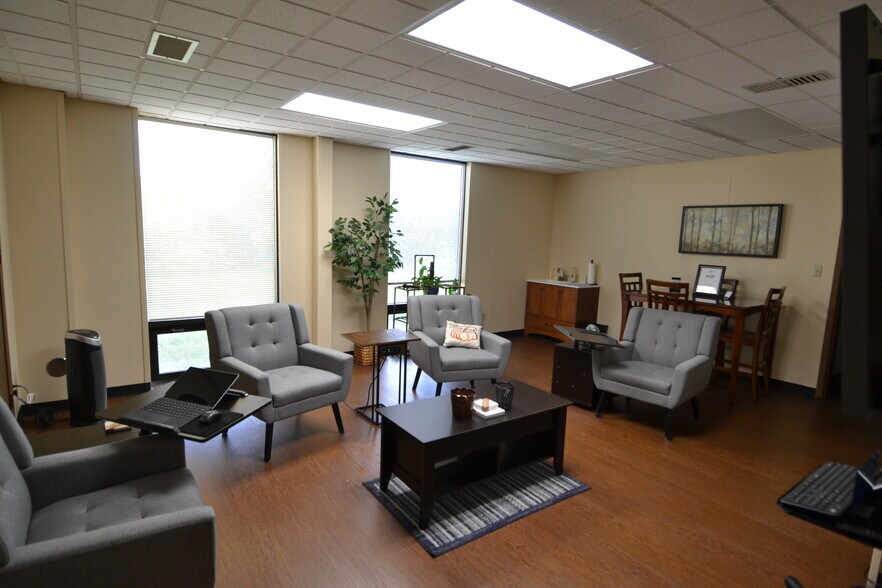 More Photos Of 1 Crown Dr, Kirksville Office For Sale