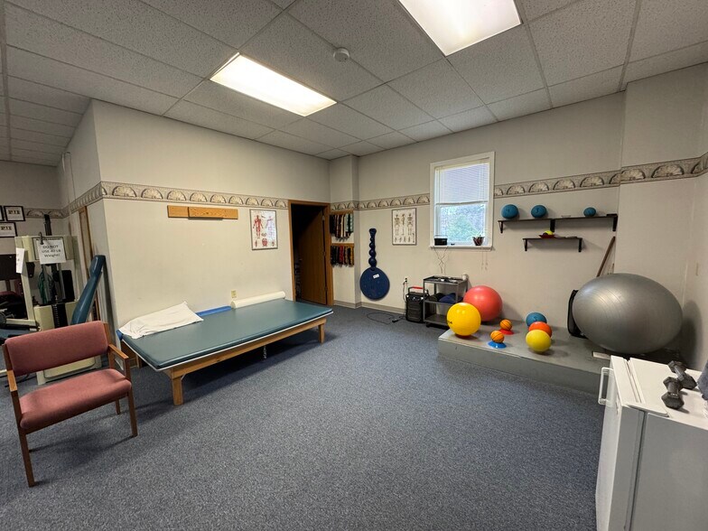 More Photos Of 3014 Leechburg Rd, New Kensington Office For Lease