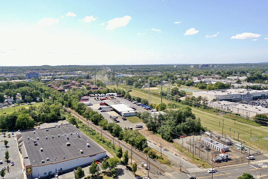 More Photos Of 821 Saint George Ave, Woodbridge Truck Terminal For Lease