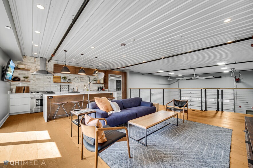 More Photos Of 2108-2260 Ferry Rd, Naperville Showroom For Sale