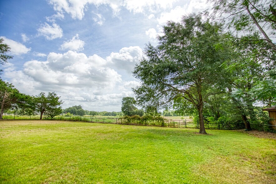More Photos Of 655 Farmers Rd, Brenham Loft Creative Space For Sale