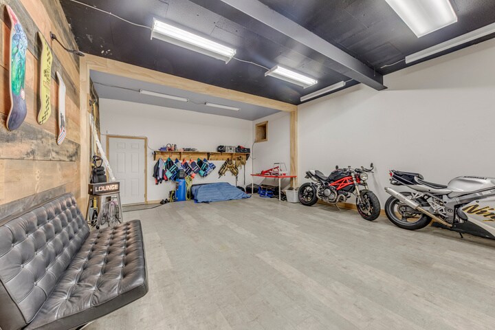 More Photos Of 3267 Lake Shore Blvd W, Toronto Storefront For Sale