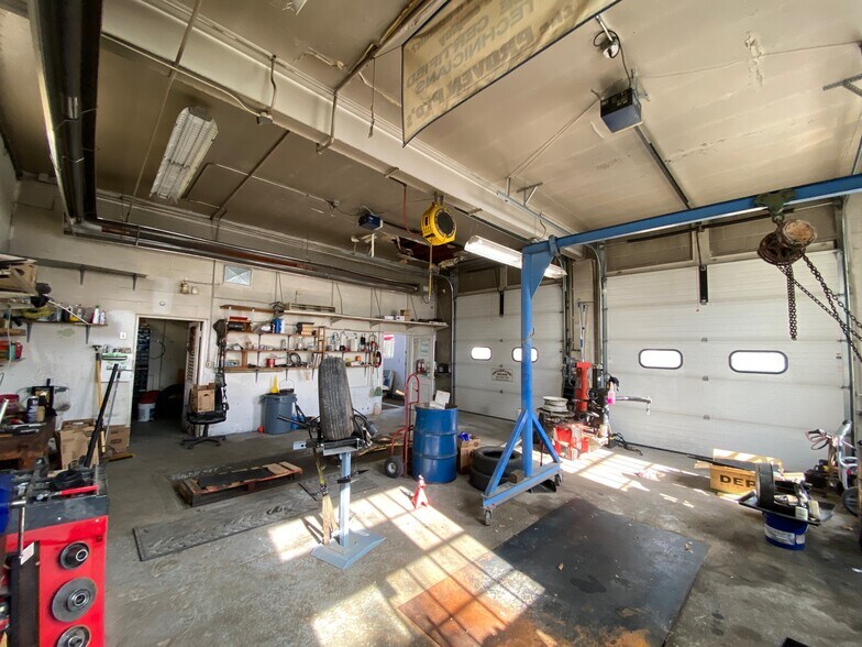 More Photos Of 320 N Federal Blvd, Riverton Auto Repair For Sale