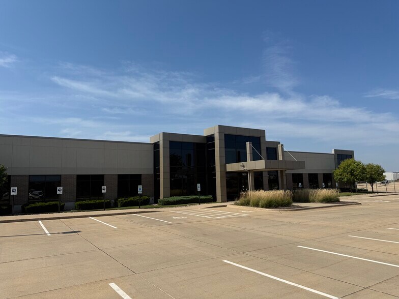 More Photos Of 1450 N Center Point Rd, Hiawatha Office For Lease