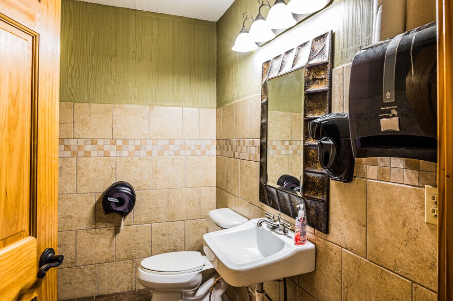 More Photos Of 1026-1038 Chestnut St, Bowling Green Restaurant For Sale