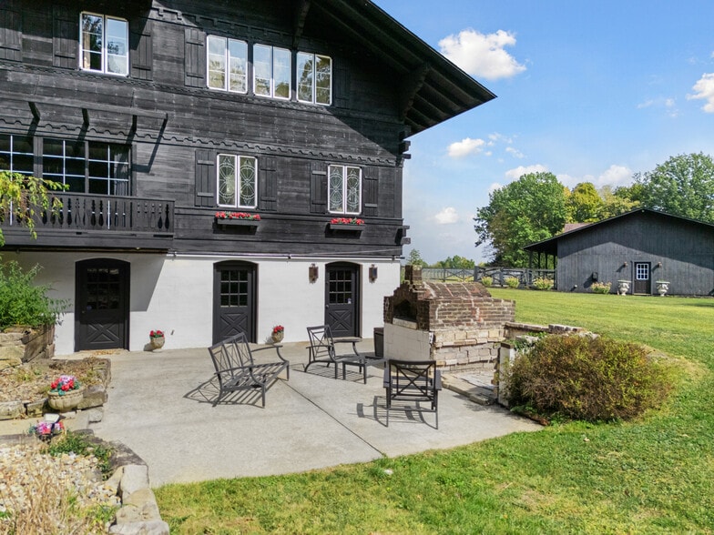 More Photos Of 550 Warner rd, Vienna Specialty For Sale