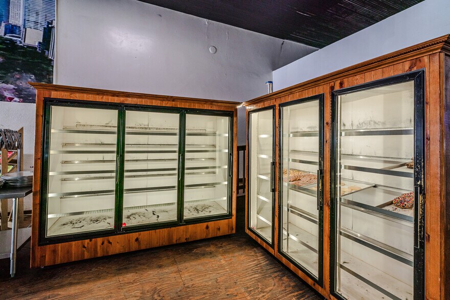 More Photos Of 114 S Commerce St, Lockhart General Retail For Sale