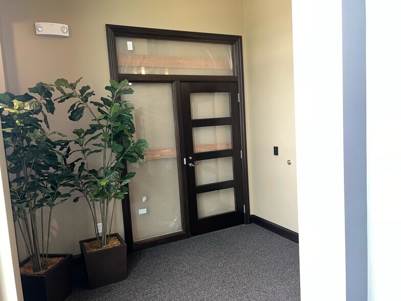 More Photos Of 1570 Mall Dr, Iowa City Office For Lease
