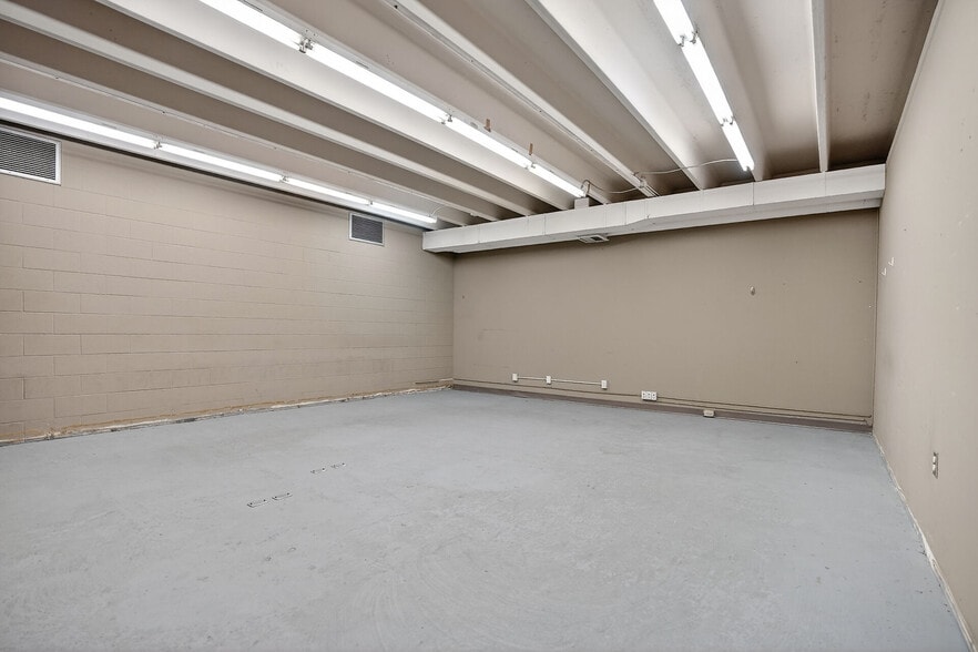 More Photos Of 812 Dundas St, London Freestanding For Sale