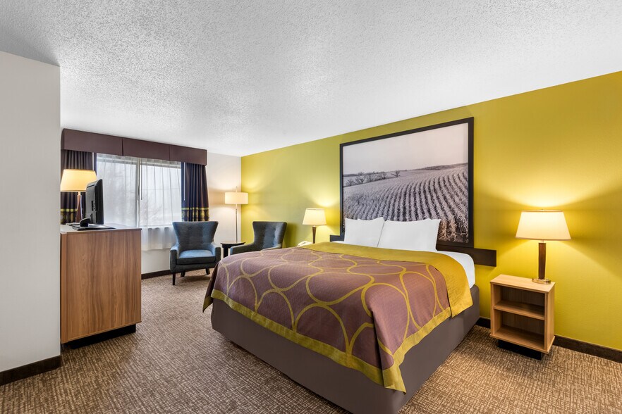 More Photos Of 210 10th St SE, Oelwein Hotel For Sale
