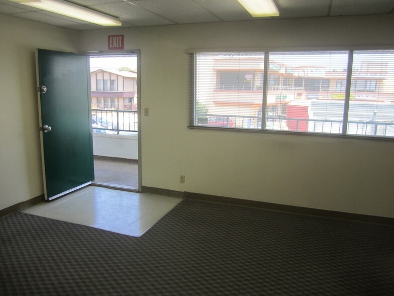 More Photos Of 11957 Santa Monica Blvd, Los Angeles Storefront Retail Office For Lease