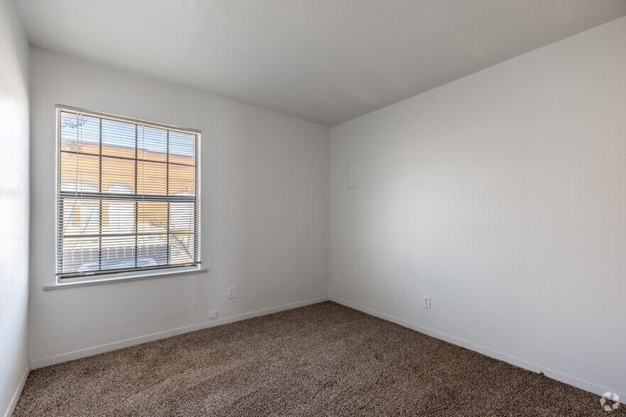 More Photos Of 101-121 S Bonnie Brae St, Denton Apartments For Sale