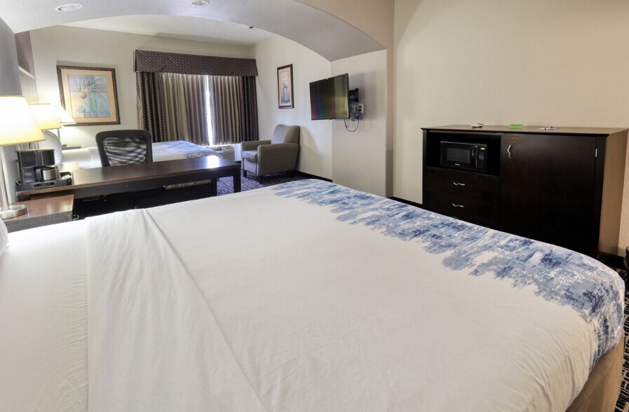 More Photos Of 5300 7th St, Bay City Hospitality For Sale