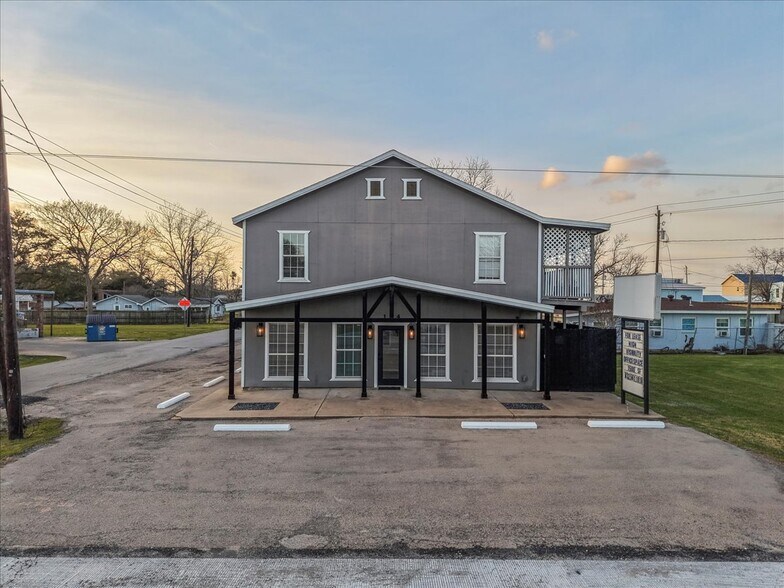 More Photos Of 114 Grand Ave, Bacliff Storefront Retail Office For Lease