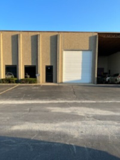 More Photos Of 28913 N Herky Dr, Lake Bluff Warehouse For Lease