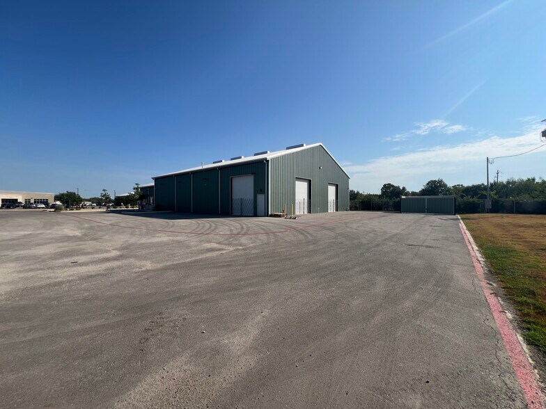 More Photos Of 132 Windy Meadows Dr, Schertz Warehouse For Lease