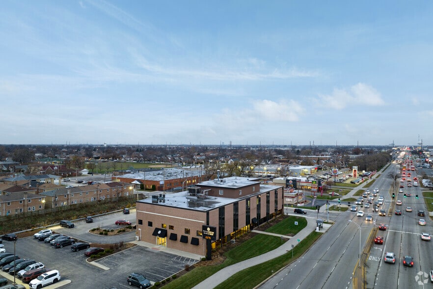 More Photos Of 1440 W North Ave, Melrose Park Office For Lease